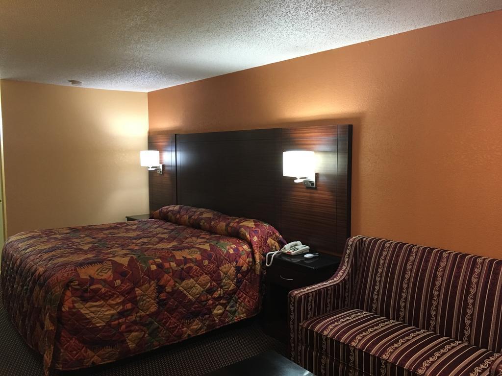 Redwood Inn - White Hall Экстерьер фото