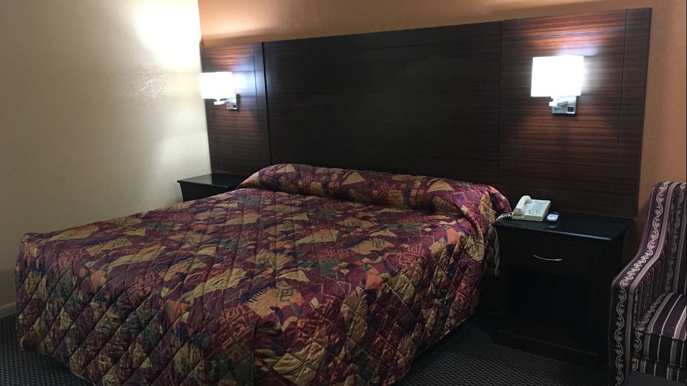 Redwood Inn - White Hall Экстерьер фото